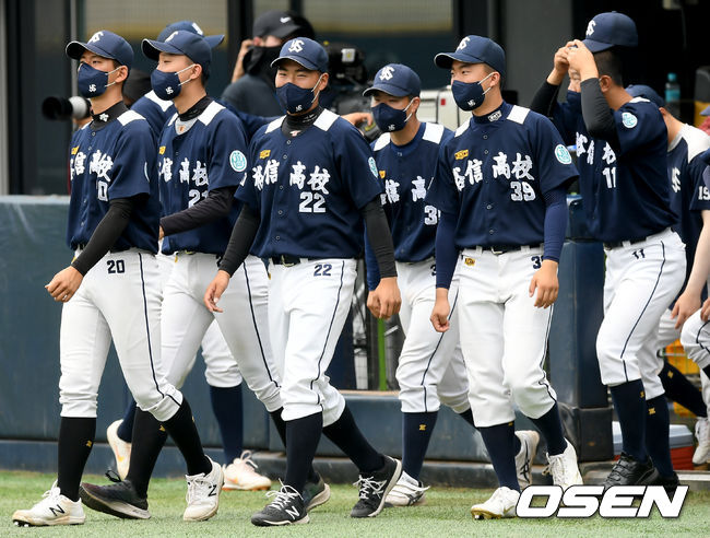 [OSEN=목동, 김성락 기자] 승리가 확정된 순간 유신고 선수들이 기뻐하고 있다. 2021.06.10 /ksl0919@osen.co.kr