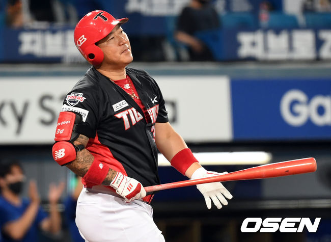[OSEN=대구, 조은정 기자]7회초 2사 만루 KIA 최형우가 삼진으로 물러나며 아쉬워하고 있다. 2021.06.10 /cej@osen.co.kr