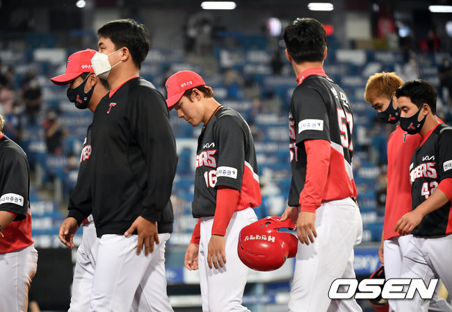[OSEN=대구, 조은정 기자] 경기 종료 후 KIA 선수들이 패배를 아쉬워하고 있다. 2021.06.10 /cej@osen.co.kr