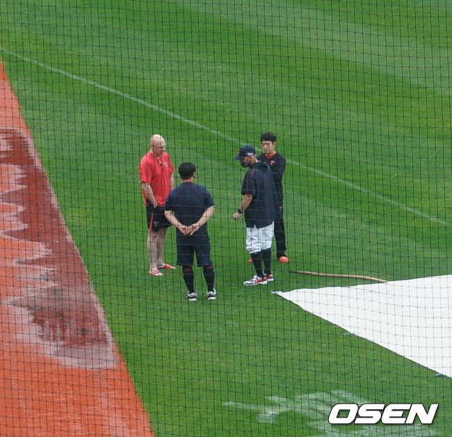 [OSEN=부산, 조형래 기자] 그라운드에서 만남을 가진 롯데 서튼 감독과 KIA 윌리엄스 감독 /jhrae@osen.co.kr