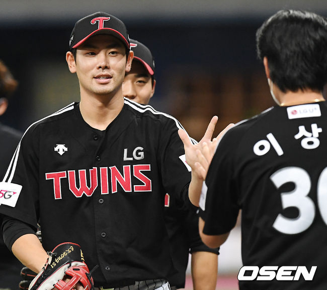 [OSEN=고척, 민경훈 기자]경기를 마치고 LG 홍창기가 승리의 하이파이브를 하고 있다.21.06.15/rumi@osen.co.kr