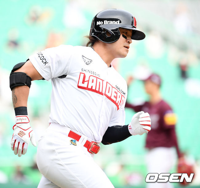 [OSEN=인천, 민경훈 기자] SSG 추신수가 우월 선취 투런 홈런을 날린 후 그라운드를 돌고 있다. 21.06.12 /rumi@osen.co.kr