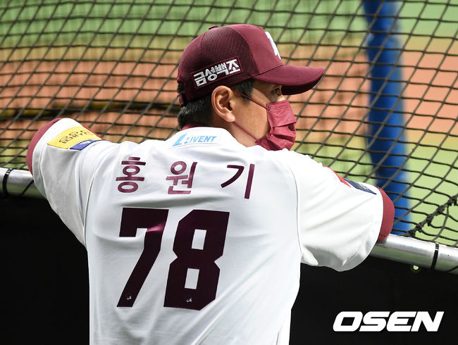 [OSEN=고척, 이대선 기자]경기에 앞서 키움 홍원기 감독이 훈련 중인 선수들을 바라보고 있다. /sunday@osen.co.kr