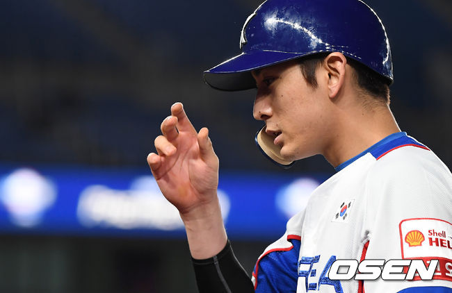 [OSEN=지바(일본), 곽영래 기자] 한국 대표팀 이정후가 땅볼로 물러나며 아쉬워하고 있다. /youngrae@osen.co.kr
