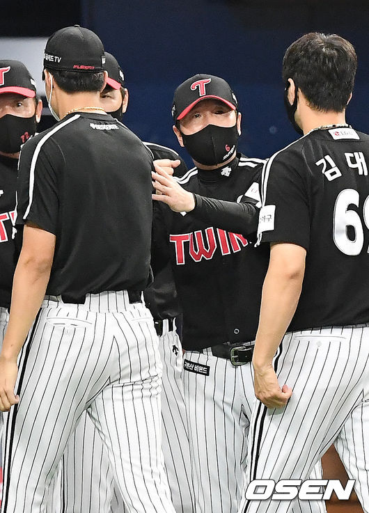 [OSEN=고척, 민경훈 기자] LG 트윈스가 주중 3연전 위닝시리즈를 가져갔다.LG는 17일 서울 고척스카이돔에서 열린 ‘2021 신한은행 SOL KBO리그’ 키움 히어로즈와의 원정경기에서 6-5로 승리하고 2승 1패로 고척 원정 3연전을 마쳤다. 이날 승리로 LG는 삼성과 공동 2위로 올라섰다. 선발투수 앤드류 수아레즈는 5이닝 7피안타 8탈삼진 3볼넷 5실점으로 난타당하며 부진한 모습을 보였다. 하지만 김윤식(1이닝)-정우영(1⅔이닝)-진해수(⅓이닝)-고우석(1이닝)으로 이어지는 불펜진은 실점 없이 팀 승리를 지켰다. 고우석은 시즌 18세이브를 따냈다.타선에서는 채은성이 4타수 3안타 1홈런 2타점 1득점으로 활약하며 팀 승리를 이끌었다. 홍창기도 3타수 2안타 2득점 2볼넷으로 활약하며 팀 승리에 기여했고 문보경과 정주현은 멀티히트를 기록했다. 이천웅은 1타점 희생플라이로 결승타의 주인공이 됐다.키움은 선발투수 최원태가 5이닝 7피안타 3탈삼진 4볼넷 5실점(4자책)을 기록했다. 김혜성은 3안타 경기를 했고 박병호가 4타점을 올렸지만 팀의 패배를 막지는 못했다.경기를 마치고 LG 류지현 감독이 승리투수 정우영을 축하하고 있다. 21.06.17/rumi@osen.co.kr