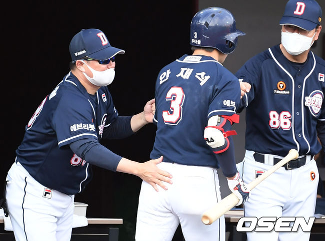 [OSEN=조은정 기자] 4회초 1사 두산 안재석이 다시 앞서가는 우월 솔로 홈런을 때려낸 뒤 김태형 감독의 축하를 받고 있다. 2021.06.19/cej@osen.co.kr