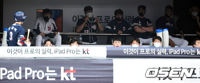 [OSEN=조은정 기자] 4회초 1사 두산 안재석이 다시 앞서가는 우월 솔로 홈런을 때려낸 뒤 더그아웃에서 무관심 환영을 받고 있다. 2021.06.19/cej@osen.co.kr