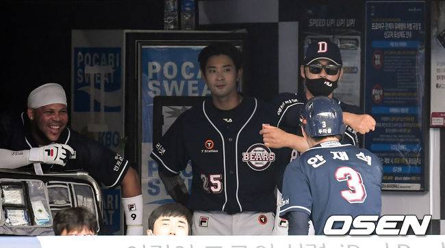 [OSEN=조은정 기자] 4회초 1사 두산 안재석이 다시 앞서가는 우월 솔로 홈런을 때려낸 뒤 더그아웃에서 강동우 코치에게 인사를 건넸으나 외면 당하고 있다. 2021.06.19/cej@osen.co.kr