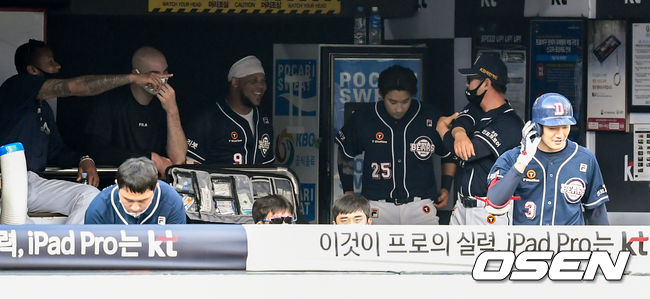 [OSEN=조은정 기자] 4회초 1사 두산 안재석이 다시 앞서가는 우월 솔로 홈런을 때려낸 뒤 더그아웃에서 무관심 세리머니를 받고 있다. 2021.06.19/cej@osen.co.kr