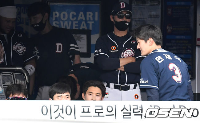 [OSEN=조은정 기자] 4회초 1사 두산 안재석이 다시 앞서가는 우월 솔로 홈런을 때려낸 뒤 더그아웃에서 무관심 세리머니를 받고 있다. 2021.06.19/cej@osen.co.kr
