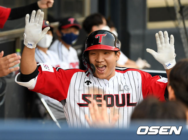 [OSEN=잠실, 지형준 기자]5회말 무사 1루에서 LG 문보경이 투런포를 날리고 더그아웃에서 기뻐하고 있다. 2021.06.20 /jpnews@osen.co.kr