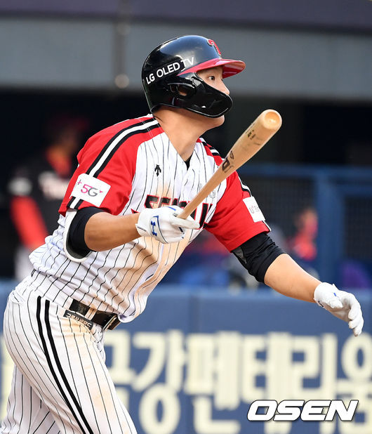 [OSEN=잠실, 지형준 기자]5회말 무사 1루에서 LG 문보경이 투런포를 날리고 타구를 바라보고 있다. 2021.06.20 /jpnews@osen.co.kr