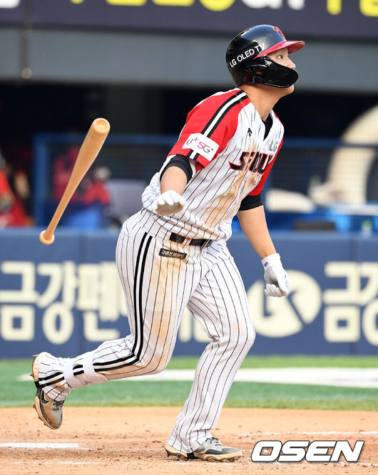 [OSEN=잠실, 지형준 기자]5회말 무사 1루에서 LG 문보경이 투런포를 날리고 타구를 바라보고 있다. 2021.06.20 /jpnews@osen.co.kr