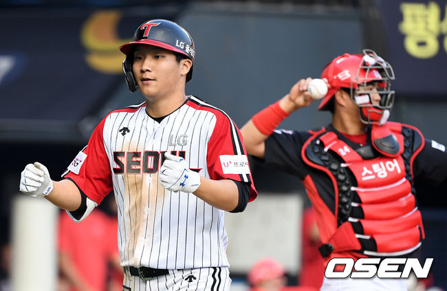 [OSEN=잠실, 지형준 기자]5회말 무사 1루에서 LG 문보경이 투런포를 날리고 홈을 밟으며 기뻐하고 있다. 2021.06.20 /jpnews@osen.co.kr