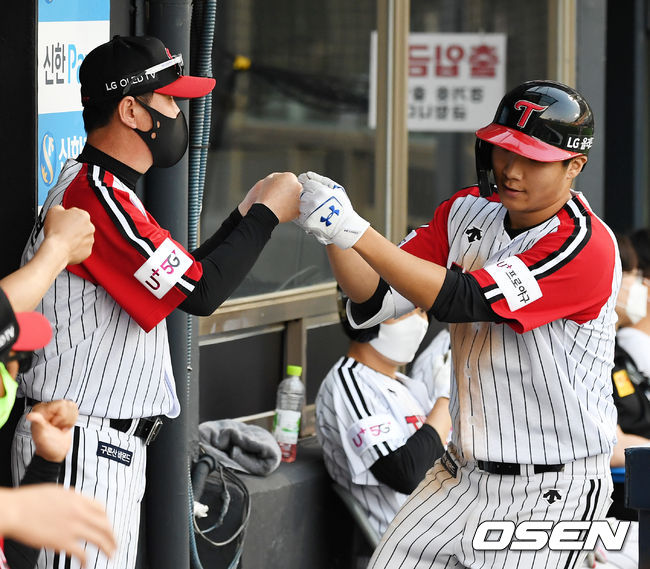 [OSEN=잠실, 지형준 기자]5회말 무사 1루에서 LG 문보경이 투런포를 날리고 류지현 감독과 기뻐하고 있다. 2021.06.20 /jpnews@osen.co.kr