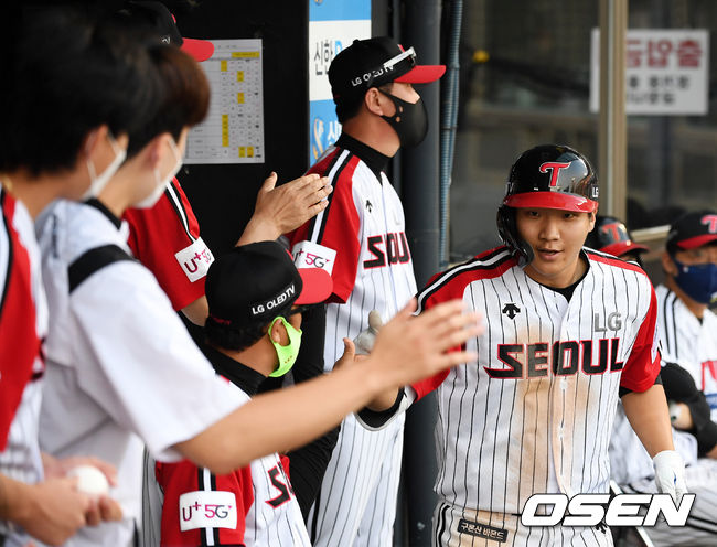 [OSEN=잠실, 지형준 기자]5회말 무사 1루에서 LG 문보경이 투런포를 날리고 더그아웃에서 기뻐하고 있다. 2021.06.20 /jpnews@osen.co.kr