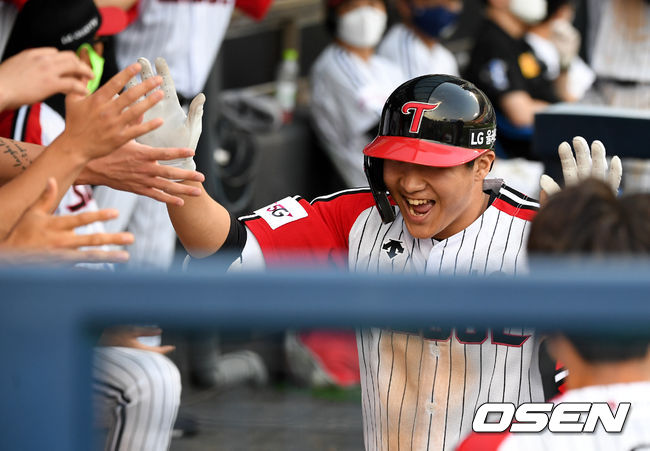 [OSEN=잠실, 지형준 기자]5회말 무사 1루에서 LG 문보경이 투런포를 날리고 더그아웃에서 동료선수들과 기뻐하고 있다. 2021.06.20 /jpnews@osen.co.kr
