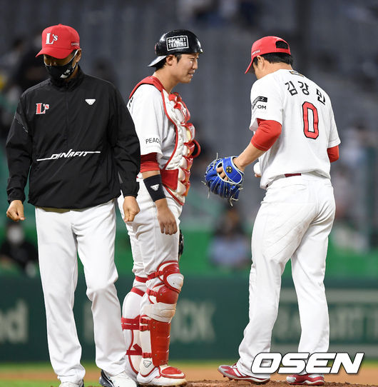 [OSEN=이대선 기자] 22일 인천 SSG 랜더스필드에서 열린 ’2021 신한은행 SOL KBO 리그' SSG 랜더스와 LG 트윈스의 경기, 9회초 1사에서 SSG 김강민이 마운드에 오르고 있다. 2021.06.22 /sunday@osen.co.kr
