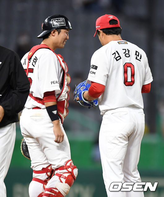 [OSEN=이대선 기자] 22일 인천 SSG 랜더스필드에서 열린 ’2021 신한은행 SOL KBO 리그' SSG 랜더스와 LG 트윈스의 경기, 9회초 1사에서 SSG 김강민이 마운드에 올라 포수 이흥련과 이야기를 나누고 있다. 2021.06.22 /sunday@osen.co.kr