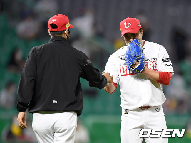 [OSEN=이대선 기자] 22일 인천 SSG 랜더스필드에서 열린 ’2021 신한은행 SOL KBO 리그' SSG 랜더스와 LG 트윈스의 경기, 9회초 1사에서 SSG 김강민이 마운드에 올라 조웅천 코치에게 로진백을 건네 받고 있다. 2021.06.22 /sunday@osen.co.kr