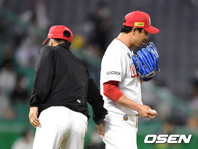 [OSEN=이대선 기자] 22일 인천 SSG 랜더스필드에서 열린 ’2021 신한은행 SOL KBO 리그' SSG 랜더스와 LG 트윈스의 경기, 9회초 1사에서 SSG 김강민이 조웅천 코치에게 격려를 받으며 마운드에 오르고 있다. 2021.06.22 /sunday@osen.co.kr