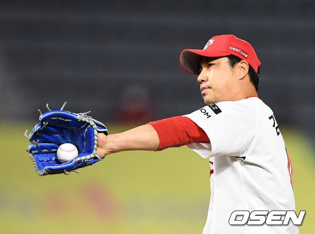 [OSEN=이대선 기자] 22일 인천 SSG 랜더스필드에서 열린 ’2021 신한은행 SOL KBO 리그' SSG 랜더스와 LG 트윈스의 경기, 9회초 1사에서 SSG 김강민이 투구를 준비하고 있다. 2021.06.22 /sunday@osen.co.kr