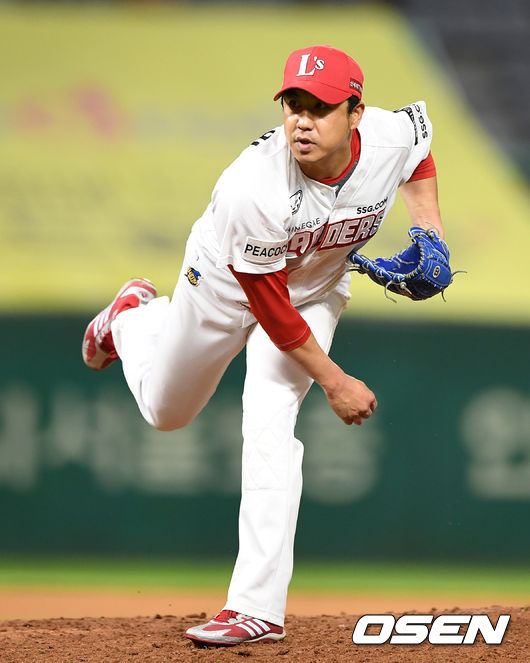 [OSEN=이대선 기자] 22일 인천 SSG 랜더스필드에서 열린 ’2021 신한은행 SOL KBO 리그' SSG 랜더스와 LG 트윈스의 경기, 9회초 1사에서 SSG 김강민이 역투하고 있다. 2021.06.22 /sunday@osen.co.kr