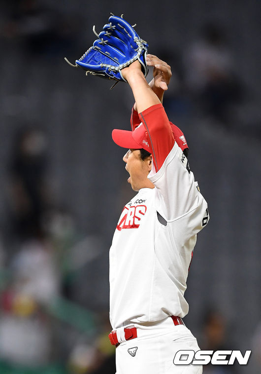 [OSEN=이대선 기자] 22일 인천 SSG 랜더스필드에서 열린 ’2021 신한은행 SOL KBO 리그' SSG 랜더스와 LG 트윈스의 경기, 9회초 1사에서 SSG 김강민이 LG 정주현에게 솔로 홈런을 허용하고 아쉬워하고 있다. 2021.06.22 /sunday@osen.co.kr