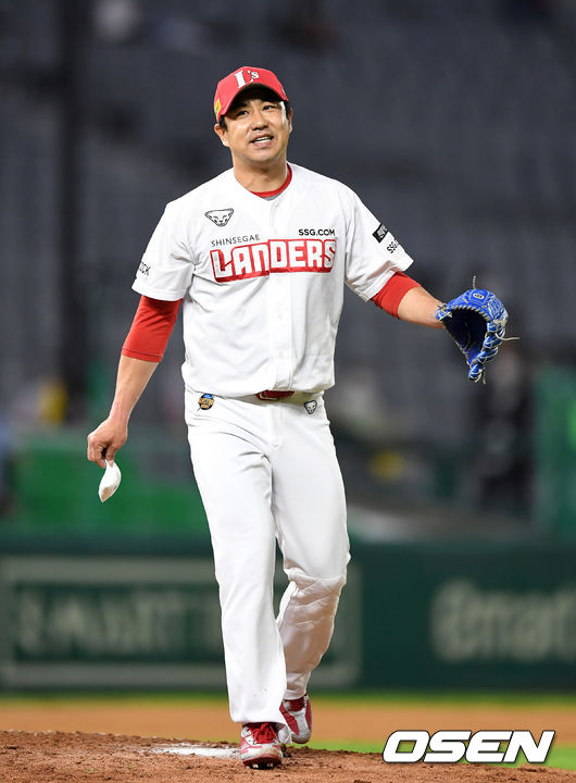 [OSEN=이대선 기자] 22일 인천 SSG 랜더스필드에서 열린 ’2021 신한은행 SOL KBO 리그' SSG 랜더스와 LG 트윈스의 경기, 9회초 2사 1루에서 LG 이영빈을 파울플라이로 처리한 SSG 김강민이 더그아웃으로 가고 있다. 2021.06.22 /sunday@osen.co.kr