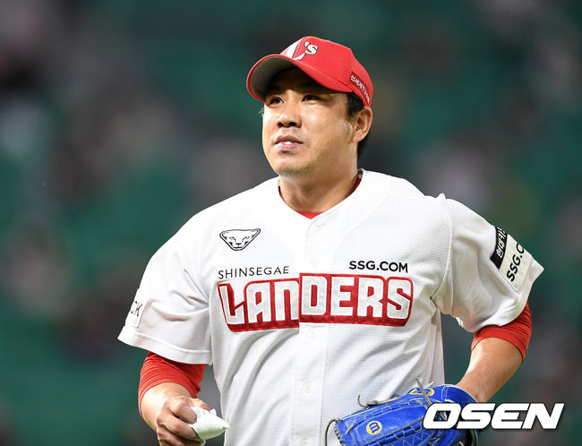 [OSEN=이대선 기자] 22일 인천 SSG 랜더스필드에서 열린 ’2021 신한은행 SOL KBO 리그' SSG 랜더스와 LG 트윈스의 경기, 9회초 2사 1루에서 LG 이영빈을 파울플라이로 처리한 SSG 김강민이 더그아웃으로 가고 있다. 2021.06.22 /sunday@osen.co.kr