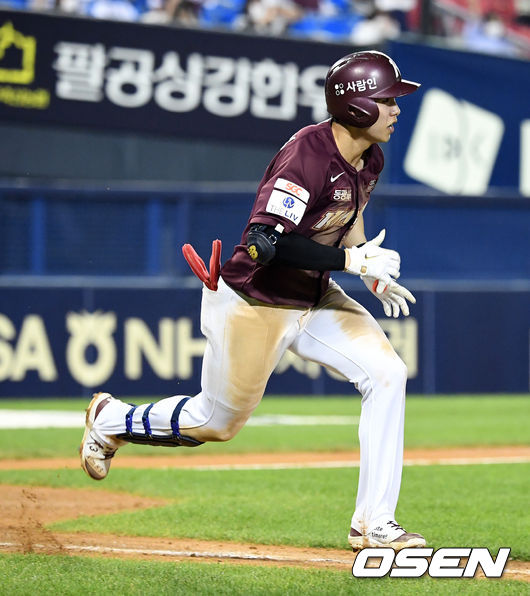 [OSEN=잠실, 지형준 기자]9회초 2사 3루에서 키움 김혜성이 1타점 우전 적시타를 날리고 1루로 향하고 있다. 2021.06.23 /jpnews@osen.co.kr