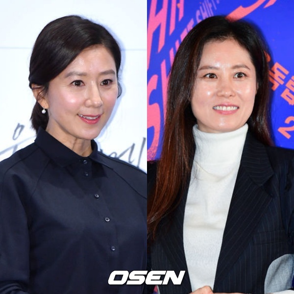 [사진=OSEN DB] 배우 김희애(왼쪽부터)와 문소리가 새 드라마 '퀸 메이커' 출연을 제안받아 검토 중이다. 사진은 과거 공식 행사에 참석했던 두 사람의 모습이다.