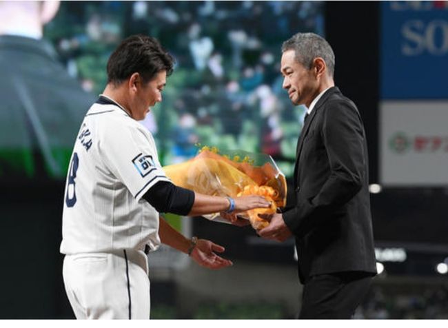 마쓰자카 다이스케(41)의 은퇴식에 스즈키 이치로(48)가 꽃을 들고 나타났다. ‘닛칸 스포츠’를 비롯해 일본 언론들이 보도했고, 미국서도 주목을 받았다. / 닛칸스포츠 홈페이지