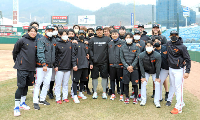 류현진이 11일 훈련을 마친 뒤 한화 투수들과 단체 사진을 찍고 있다. /한화 이글스 제공