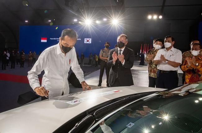 조코 위도도 인도네시아 대통령이 아이오닉 5 차량에 서명을 하고 있다. 