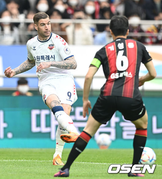 [사진]라스,중앙으로 찔러 넣어 - NO.1 축구 전문 미디어, 스포탈코리아 [사진]라스,중앙으로 찔러 넣어