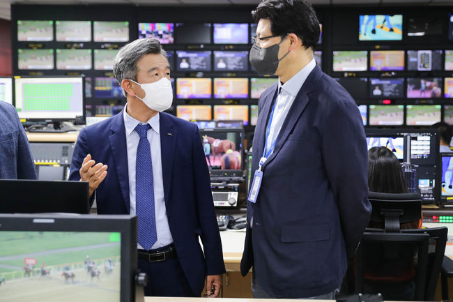 [사진]한국마사회 국제방송센터 점검 중인 정기환 회장 /한국마사회 제공