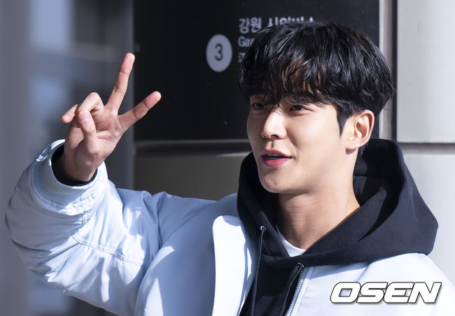 [사진]SF9 로운,브이와 함께 - NO.1 축구 전문 미디어, 스포탈코리아 [사진]SF9 로운,브이와 함께