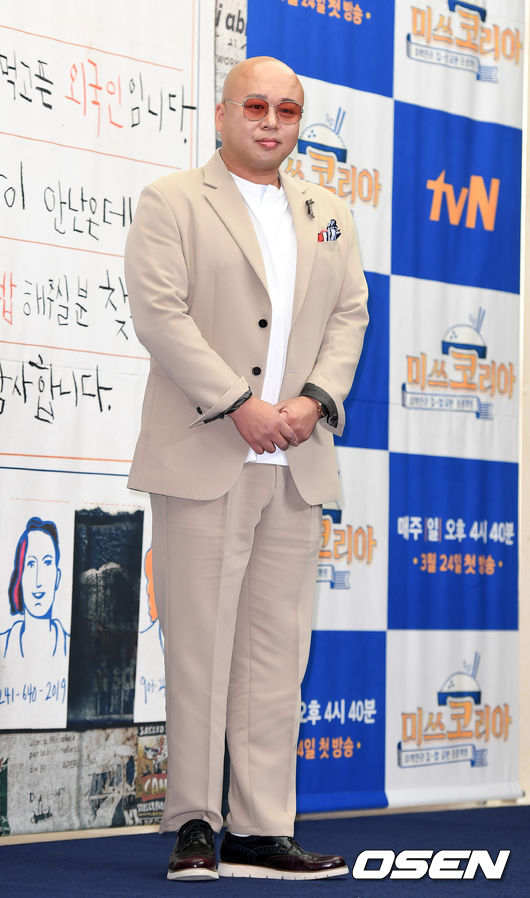 [OSEN=이대선 기자] 19일 오후 서울 마포구 스탠포드호텔에서 tvN '미쓰 코리아' 제작발표회가 열렸다.작곡가 돈스파이크가 포토타임을 갖고 있다./sunday@osen.co.kr