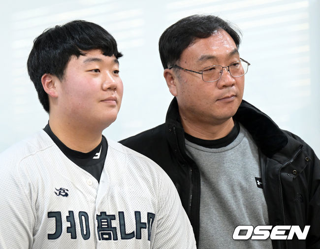 [OSEN=지형준 기자] 이만수 홈런상을 수상한 경남고 김범석이 아버지와 포즈를 취하고 있다. 2022.12.22