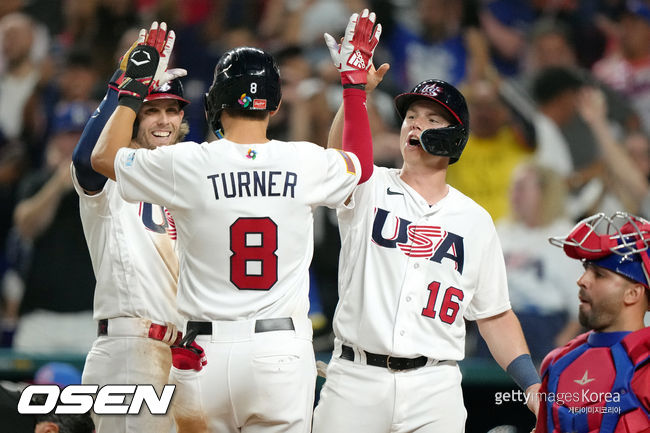 [사진] 쿠바와 4강전에서 스리런 홈런을 친 터너가 동료의 축하를 받고 있다. ⓒGettyimages(무단전재 및 재배포 금지)
