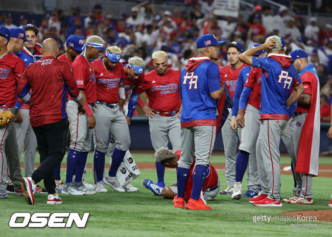 [사진] 푸에르토리코 선수들이 도미니카공화국전 승리 후 세리머니를 하다 무릎을 다친 에드윈 디아즈를 걱정스럽게 보고 있다. ⓒGettyimages(무단전재 및 재배포 금지)