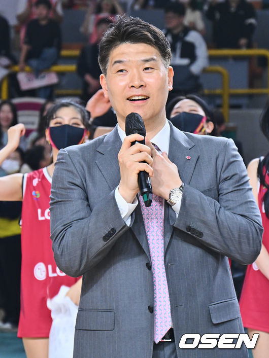 창원 LG 조상현 감독이 97-88로 울산 현대모비스를 누르고 2위를 확정한 후 팬들에게 감사 인사를 하고 있다. 