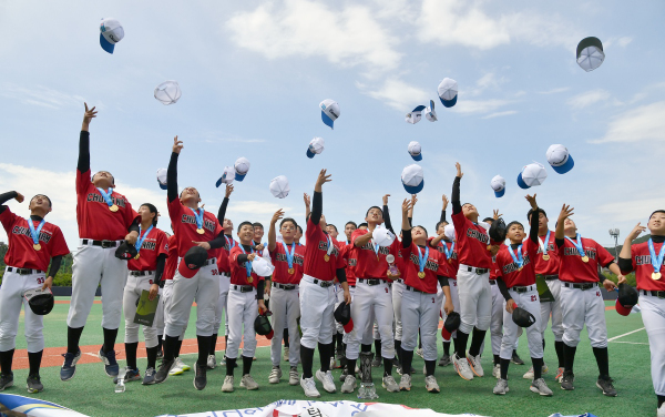 우승한 충남중 선수들이 모자를 하늘 높이 던져올리며 기쁨의 세리머니를 펼치고 있다. /사진 제공=미디어펜 