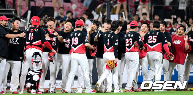 [OSEN=수원, 최규한 기자] KIA 타이거즈가 투타조화를 이루며 파죽의 4연승을 질주했다. KIA는 8일 수원 KT위즈파크에서 열린 ‘2023 신한은행 SOL KBO리그’ KT 위즈와의 경기에서 7-0으로 승리했다. 4연승을 내달린 KIA(34승 1무 38패)는 KT(34승 2무 40패)를 제치고 7위를 탈환했다.경기를 마치고 KIA 선수들이 하이파이브를 나누고 있다. 2023.07.08 / dreamer@osen.co.kr