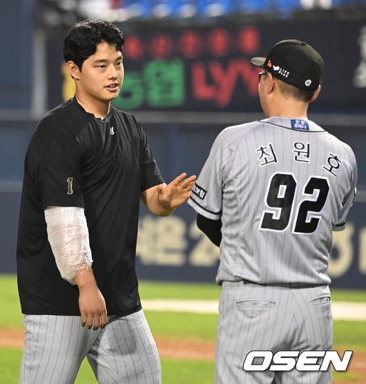 [OSEN=잠실, 김성락 기자] 한화가 LG에 한 점 차 승리를 거뒀다. 한화는 12일 서울 잠실구장에서 열린 2023 KBO리그 LG와의 경기에서 2-1로 승리했다. 경기 종료 후 한화 문동주, 최원호 감독이 하이파이브를 하고 있다.  2023.07.12 /ksl0919@osen.co.kr