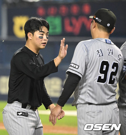 [OSEN=잠실, 김성락 기자] 한화는 12일 서울 잠실구장에서 열린 2023 KBO리그 LG와의 경기에서 2-1로 승리했다. 경기 종료 후 한화 문현빈, 최원호 감독이 하이파이브를 하고 있다.  2023.07.12 /ksl0919@osen.co.kr