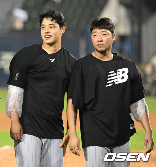 [OSEN=잠실, 김성락 기자] 한화는 12일 서울 잠실구장에서 열린 2023 KBO리그 LG와의 경기에서 2-1로 승리했다. 경기 종료 후 한화 문동주, 김범수가 기뻐하고 있다. 2023.07.12 /ksl0919@osen.co.kr
