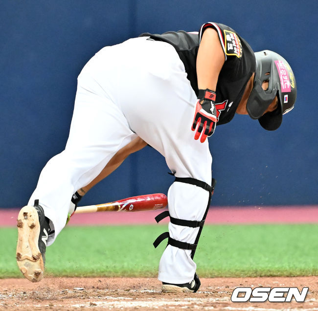 [OSEN=고척, 민경훈 기자] 12일 오후 서울 고척스카이돔에서 ‘2023 신한은행 SOL KBO리그’ 키움 히어로즈와 KT 위즈의 경기가 열렸다.5회초 1사 주자 3루 KT 강백호가 타석에서 헛스윙 삼진아웃을 당한 후 배트를 내리꽂고 있다. 2023.07.12 /rumi@osen.co.kr