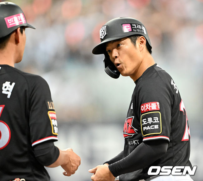 [OSEN=고척, 민경훈 기자] 11일 오후 서울 고척스카이돔에서 ‘2023 신한은행 SOL KBO리그’ 키움 히어로즈와 KT 위즈의 경기가 열렸다.7회초 2사 주자 2,3루 KT 조용호가 중견수 앞 2타점 적시타를 날린 후 1루에서 기뻐하고 있다. 2023.07.11 /rumi@osen.co.kr